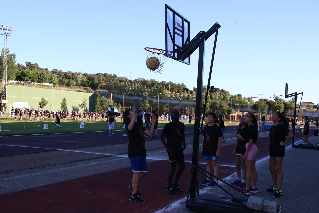 La Ciudad Deportiva 'Manuel Calzado' acogió, ayer, la clausura del curso de la Escuela Municipal de Deportes de Jerez de los Caballeros con un desfile y una exhibición por parte de los alumnos y alumnas. Casi 500 niños y niñas se han formado, este año, en las distintas modalidades deportivas: atletismo, minibasket, baloncesto, ciclismo, fútbol-sala, fútbol 8, judo, kárate, multiaventura, multideporte, pádel, patinaje artístico, tenis y zumba kids.