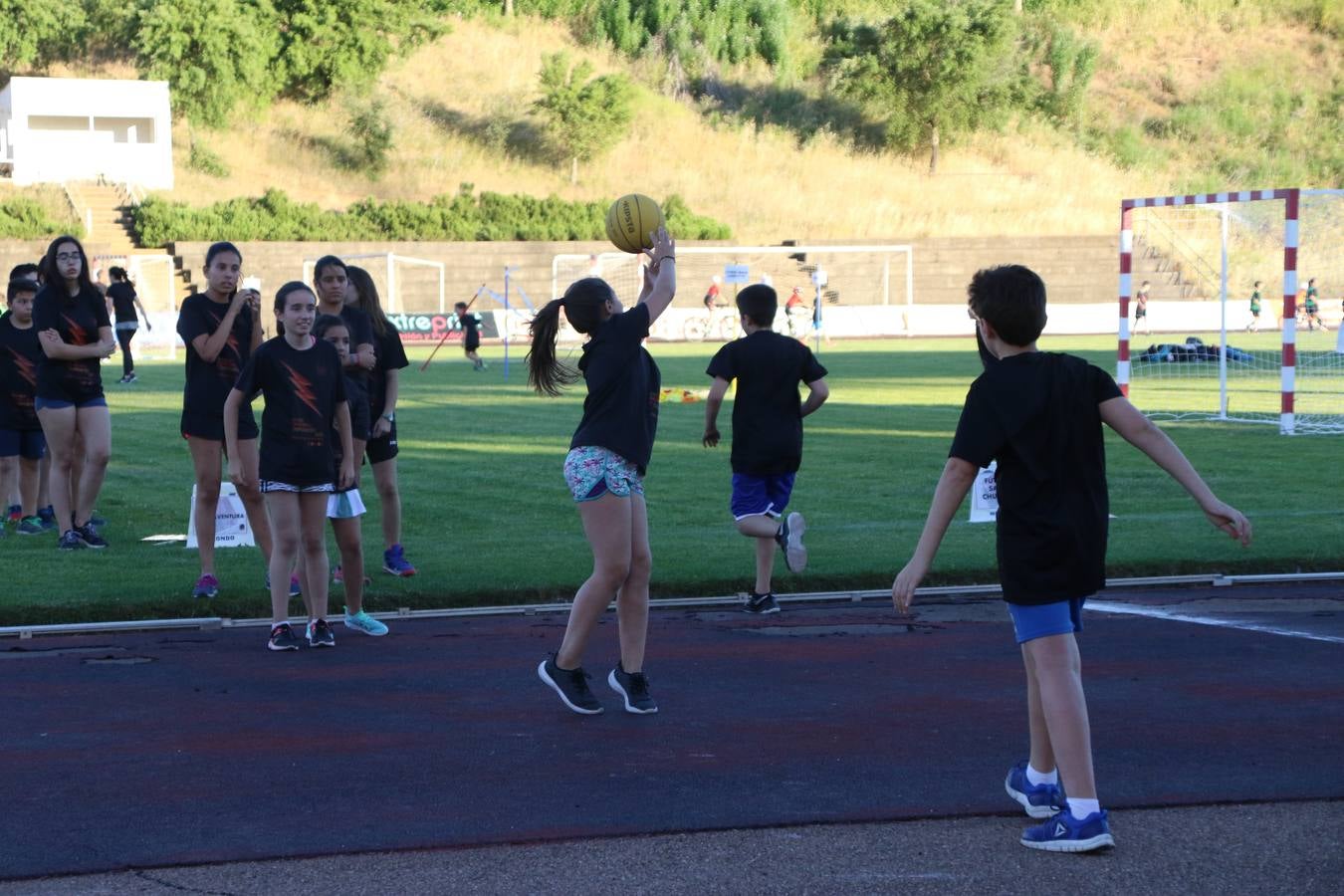 La Ciudad Deportiva 'Manuel Calzado' acogió, ayer, la clausura del curso de la Escuela Municipal de Deportes de Jerez de los Caballeros con un desfile y una exhibición por parte de los alumnos y alumnas. Casi 500 niños y niñas se han formado, este año, en las distintas modalidades deportivas: atletismo, minibasket, baloncesto, ciclismo, fútbol-sala, fútbol 8, judo, kárate, multiaventura, multideporte, pádel, patinaje artístico, tenis y zumba kids.