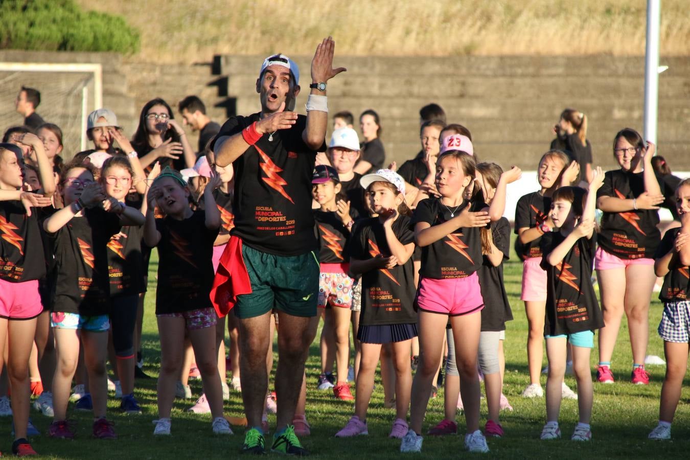 La Ciudad Deportiva 'Manuel Calzado' acogió, ayer, la clausura del curso de la Escuela Municipal de Deportes de Jerez de los Caballeros con un desfile y una exhibición por parte de los alumnos y alumnas. Casi 500 niños y niñas se han formado, este año, en las distintas modalidades deportivas: atletismo, minibasket, baloncesto, ciclismo, fútbol-sala, fútbol 8, judo, kárate, multiaventura, multideporte, pádel, patinaje artístico, tenis y zumba kids.