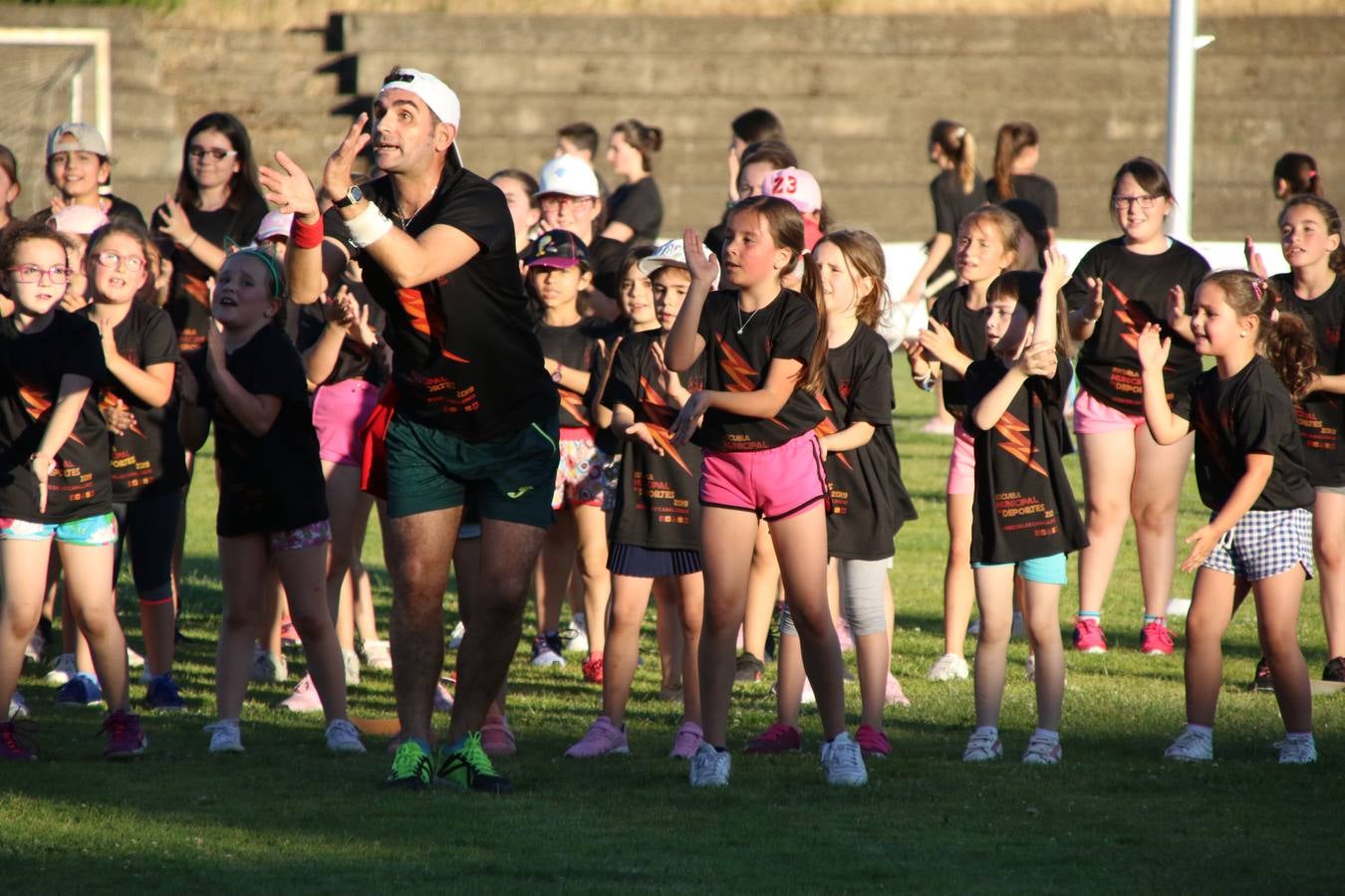 La Ciudad Deportiva 'Manuel Calzado' acogió, ayer, la clausura del curso de la Escuela Municipal de Deportes de Jerez de los Caballeros con un desfile y una exhibición por parte de los alumnos y alumnas. Casi 500 niños y niñas se han formado, este año, en las distintas modalidades deportivas: atletismo, minibasket, baloncesto, ciclismo, fútbol-sala, fútbol 8, judo, kárate, multiaventura, multideporte, pádel, patinaje artístico, tenis y zumba kids.