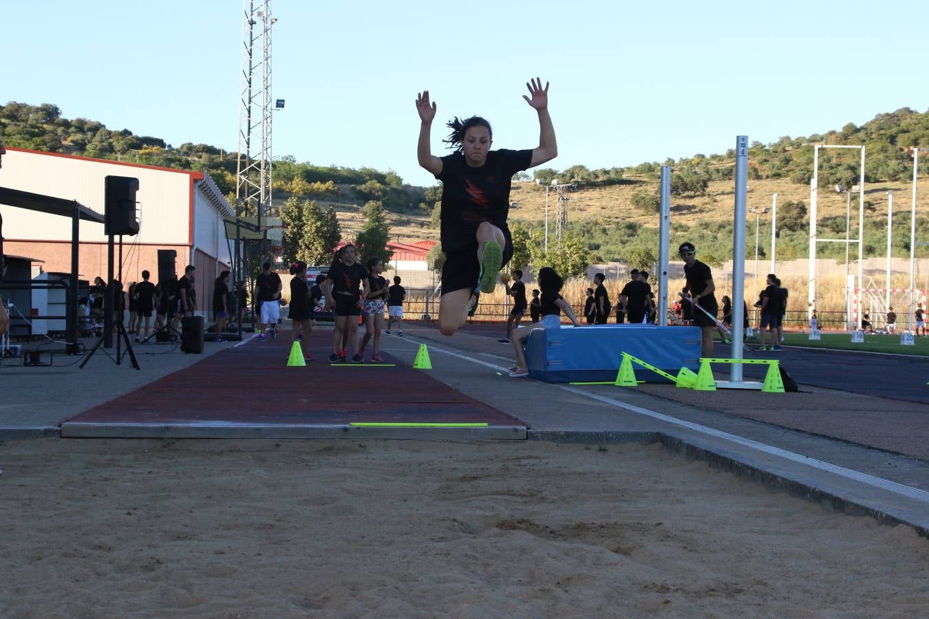 La Ciudad Deportiva 'Manuel Calzado' acogió, ayer, la clausura del curso de la Escuela Municipal de Deportes de Jerez de los Caballeros con un desfile y una exhibición por parte de los alumnos y alumnas. Casi 500 niños y niñas se han formado, este año, en las distintas modalidades deportivas: atletismo, minibasket, baloncesto, ciclismo, fútbol-sala, fútbol 8, judo, kárate, multiaventura, multideporte, pádel, patinaje artístico, tenis y zumba kids.