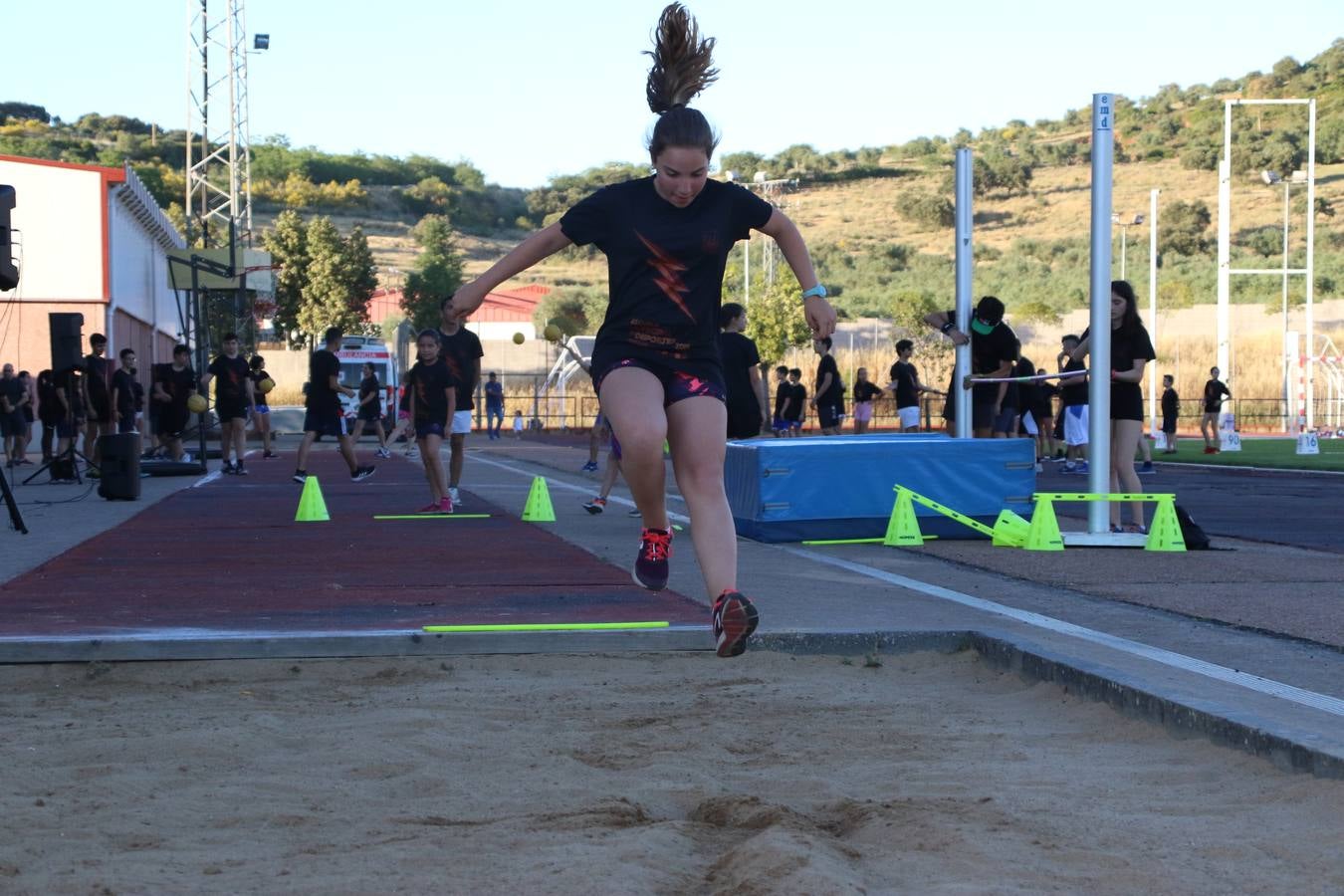 La Ciudad Deportiva 'Manuel Calzado' acogió, ayer, la clausura del curso de la Escuela Municipal de Deportes de Jerez de los Caballeros con un desfile y una exhibición por parte de los alumnos y alumnas. Casi 500 niños y niñas se han formado, este año, en las distintas modalidades deportivas: atletismo, minibasket, baloncesto, ciclismo, fútbol-sala, fútbol 8, judo, kárate, multiaventura, multideporte, pádel, patinaje artístico, tenis y zumba kids.