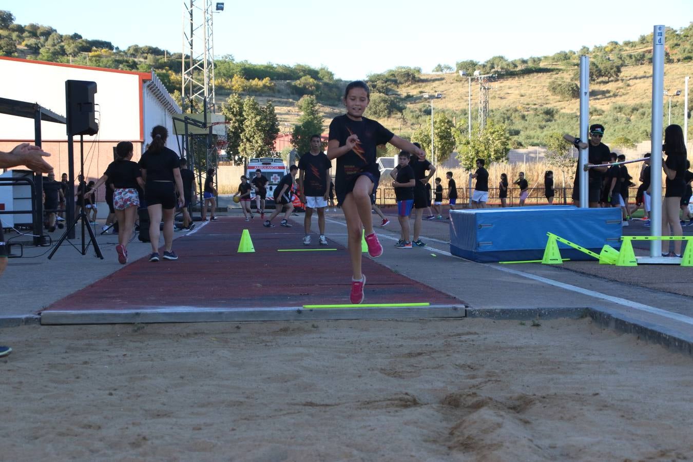 La Ciudad Deportiva 'Manuel Calzado' acogió, ayer, la clausura del curso de la Escuela Municipal de Deportes de Jerez de los Caballeros con un desfile y una exhibición por parte de los alumnos y alumnas. Casi 500 niños y niñas se han formado, este año, en las distintas modalidades deportivas: atletismo, minibasket, baloncesto, ciclismo, fútbol-sala, fútbol 8, judo, kárate, multiaventura, multideporte, pádel, patinaje artístico, tenis y zumba kids.
