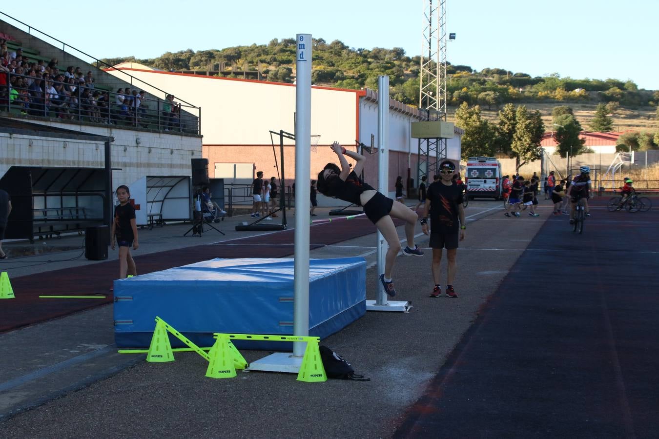 La Ciudad Deportiva 'Manuel Calzado' acogió, ayer, la clausura del curso de la Escuela Municipal de Deportes de Jerez de los Caballeros con un desfile y una exhibición por parte de los alumnos y alumnas. Casi 500 niños y niñas se han formado, este año, en las distintas modalidades deportivas: atletismo, minibasket, baloncesto, ciclismo, fútbol-sala, fútbol 8, judo, kárate, multiaventura, multideporte, pádel, patinaje artístico, tenis y zumba kids.