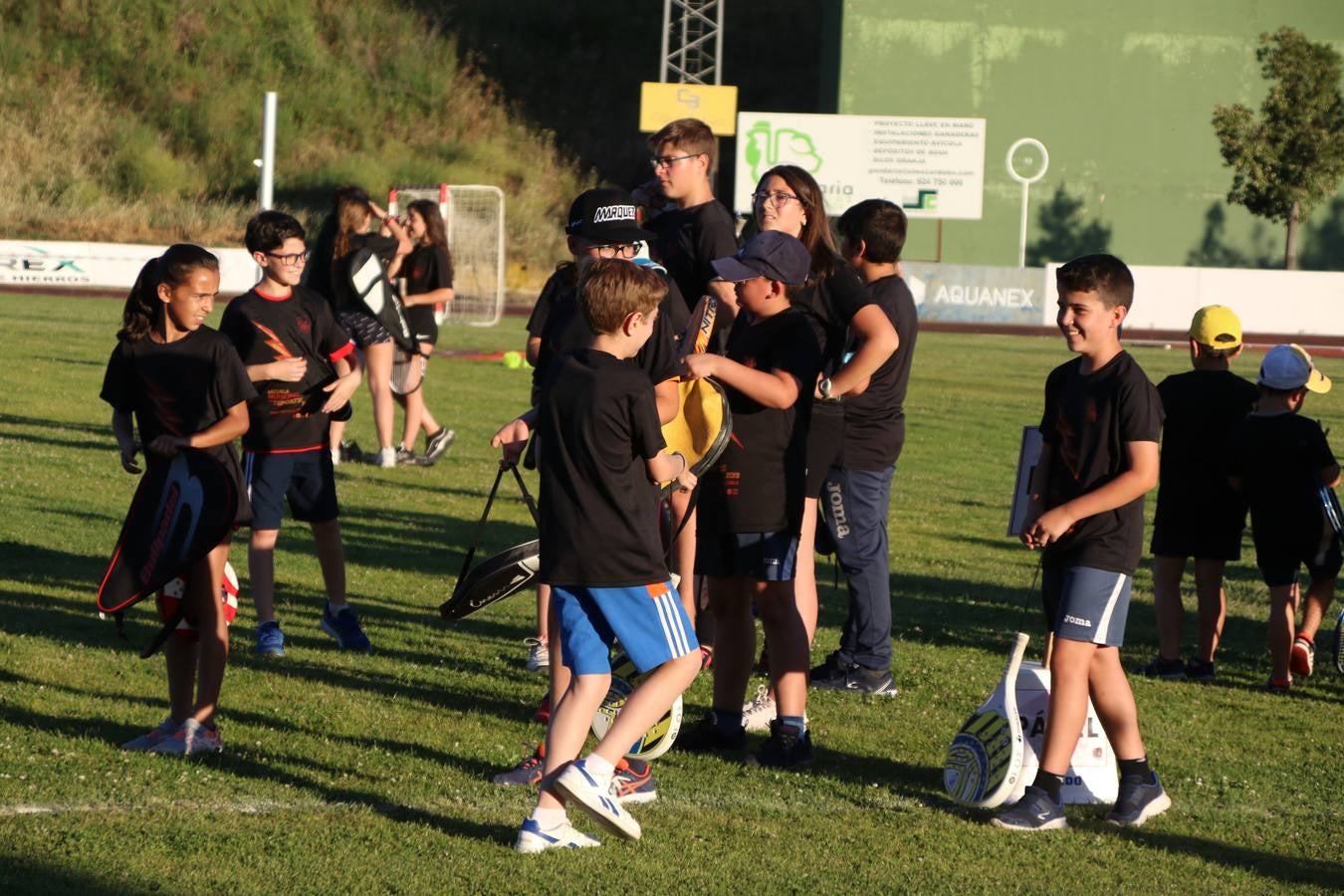 La Ciudad Deportiva 'Manuel Calzado' acogió, ayer, la clausura del curso de la Escuela Municipal de Deportes de Jerez de los Caballeros con un desfile y una exhibición por parte de los alumnos y alumnas. Casi 500 niños y niñas se han formado, este año, en las distintas modalidades deportivas: atletismo, minibasket, baloncesto, ciclismo, fútbol-sala, fútbol 8, judo, kárate, multiaventura, multideporte, pádel, patinaje artístico, tenis y zumba kids.