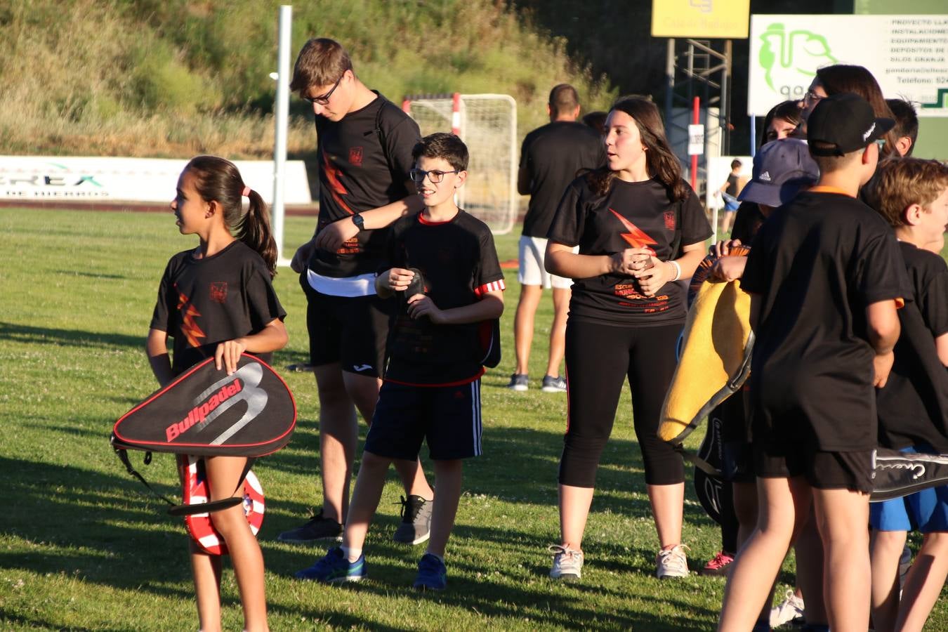 La Ciudad Deportiva 'Manuel Calzado' acogió, ayer, la clausura del curso de la Escuela Municipal de Deportes de Jerez de los Caballeros con un desfile y una exhibición por parte de los alumnos y alumnas. Casi 500 niños y niñas se han formado, este año, en las distintas modalidades deportivas: atletismo, minibasket, baloncesto, ciclismo, fútbol-sala, fútbol 8, judo, kárate, multiaventura, multideporte, pádel, patinaje artístico, tenis y zumba kids.