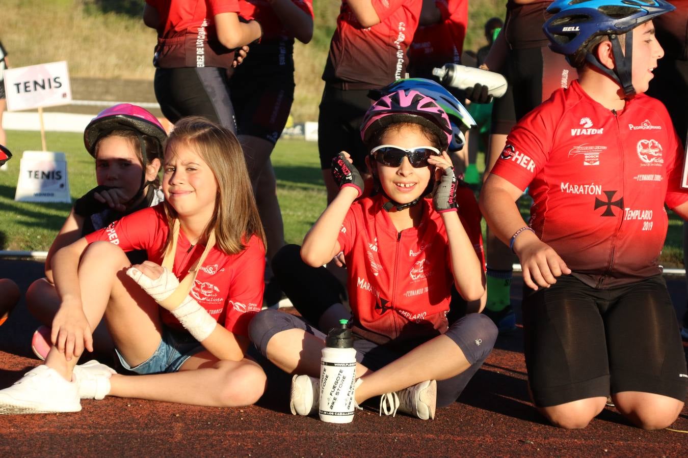 La Ciudad Deportiva 'Manuel Calzado' acogió, ayer, la clausura del curso de la Escuela Municipal de Deportes de Jerez de los Caballeros con un desfile y una exhibición por parte de los alumnos y alumnas. Casi 500 niños y niñas se han formado, este año, en las distintas modalidades deportivas: atletismo, minibasket, baloncesto, ciclismo, fútbol-sala, fútbol 8, judo, kárate, multiaventura, multideporte, pádel, patinaje artístico, tenis y zumba kids.