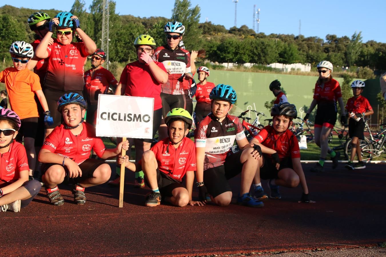 La Ciudad Deportiva 'Manuel Calzado' acogió, ayer, la clausura del curso de la Escuela Municipal de Deportes de Jerez de los Caballeros con un desfile y una exhibición por parte de los alumnos y alumnas. Casi 500 niños y niñas se han formado, este año, en las distintas modalidades deportivas: atletismo, minibasket, baloncesto, ciclismo, fútbol-sala, fútbol 8, judo, kárate, multiaventura, multideporte, pádel, patinaje artístico, tenis y zumba kids.