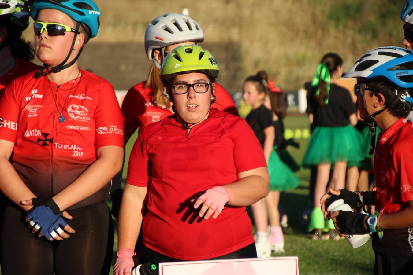 La Ciudad Deportiva 'Manuel Calzado' acogió, ayer, la clausura del curso de la Escuela Municipal de Deportes de Jerez de los Caballeros con un desfile y una exhibición por parte de los alumnos y alumnas. Casi 500 niños y niñas se han formado, este año, en las distintas modalidades deportivas: atletismo, minibasket, baloncesto, ciclismo, fútbol-sala, fútbol 8, judo, kárate, multiaventura, multideporte, pádel, patinaje artístico, tenis y zumba kids.