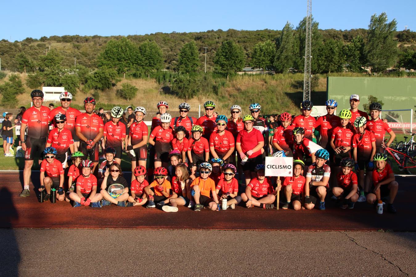 La Ciudad Deportiva 'Manuel Calzado' acogió, ayer, la clausura del curso de la Escuela Municipal de Deportes de Jerez de los Caballeros con un desfile y una exhibición por parte de los alumnos y alumnas. Casi 500 niños y niñas se han formado, este año, en las distintas modalidades deportivas: atletismo, minibasket, baloncesto, ciclismo, fútbol-sala, fútbol 8, judo, kárate, multiaventura, multideporte, pádel, patinaje artístico, tenis y zumba kids.