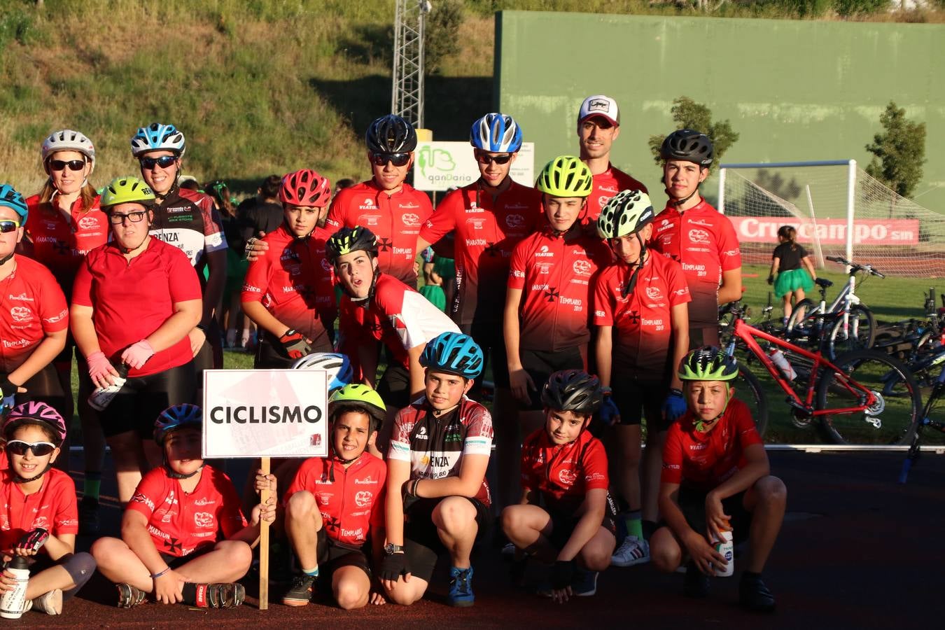 La Ciudad Deportiva 'Manuel Calzado' acogió, ayer, la clausura del curso de la Escuela Municipal de Deportes de Jerez de los Caballeros con un desfile y una exhibición por parte de los alumnos y alumnas. Casi 500 niños y niñas se han formado, este año, en las distintas modalidades deportivas: atletismo, minibasket, baloncesto, ciclismo, fútbol-sala, fútbol 8, judo, kárate, multiaventura, multideporte, pádel, patinaje artístico, tenis y zumba kids.