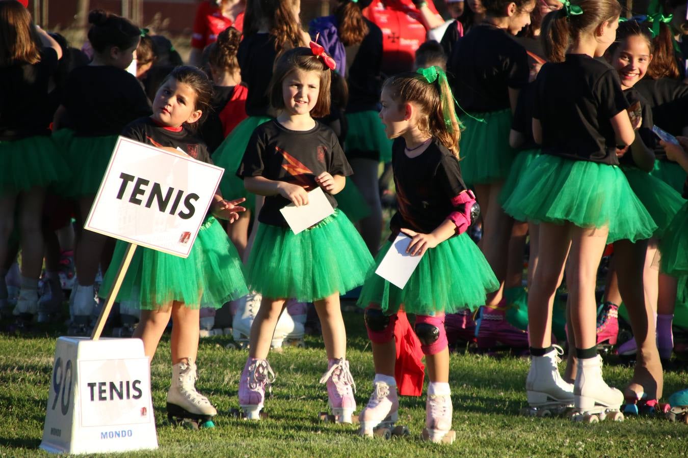 La Ciudad Deportiva 'Manuel Calzado' acogió, ayer, la clausura del curso de la Escuela Municipal de Deportes de Jerez de los Caballeros con un desfile y una exhibición por parte de los alumnos y alumnas. Casi 500 niños y niñas se han formado, este año, en las distintas modalidades deportivas: atletismo, minibasket, baloncesto, ciclismo, fútbol-sala, fútbol 8, judo, kárate, multiaventura, multideporte, pádel, patinaje artístico, tenis y zumba kids.