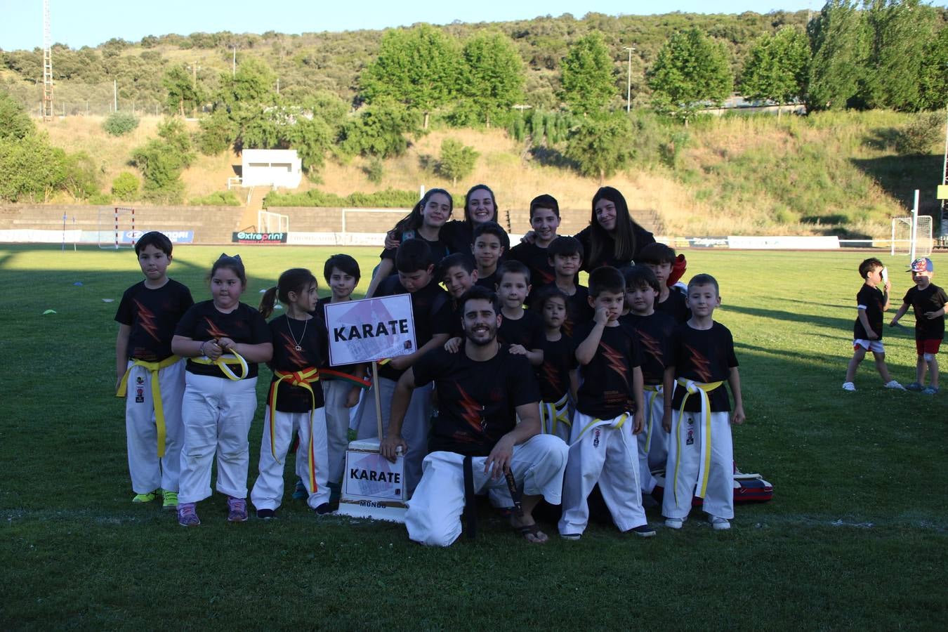 La Ciudad Deportiva 'Manuel Calzado' acogió, ayer, la clausura del curso de la Escuela Municipal de Deportes de Jerez de los Caballeros con un desfile y una exhibición por parte de los alumnos y alumnas. Casi 500 niños y niñas se han formado, este año, en las distintas modalidades deportivas: atletismo, minibasket, baloncesto, ciclismo, fútbol-sala, fútbol 8, judo, kárate, multiaventura, multideporte, pádel, patinaje artístico, tenis y zumba kids.