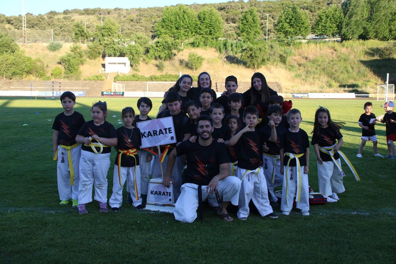 La Ciudad Deportiva 'Manuel Calzado' acogió, ayer, la clausura del curso de la Escuela Municipal de Deportes de Jerez de los Caballeros con un desfile y una exhibición por parte de los alumnos y alumnas. Casi 500 niños y niñas se han formado, este año, en las distintas modalidades deportivas: atletismo, minibasket, baloncesto, ciclismo, fútbol-sala, fútbol 8, judo, kárate, multiaventura, multideporte, pádel, patinaje artístico, tenis y zumba kids.