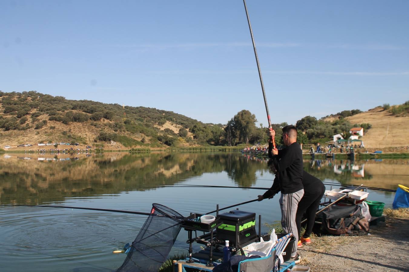 Buen ambiente pero pocas tencas en el 301 aniversario del Concurso tradicional de Pesca 'Charca de la Albuera' que se ha celebrado este domingo 2 de junio en el enclave natural del que toma su nombre. esta cita organizada por la Sociedad de Pesca Balboa. Francisco Pérez Caballo con una captura de 11.380 gramos ha sido el ganador de esta edición. 
