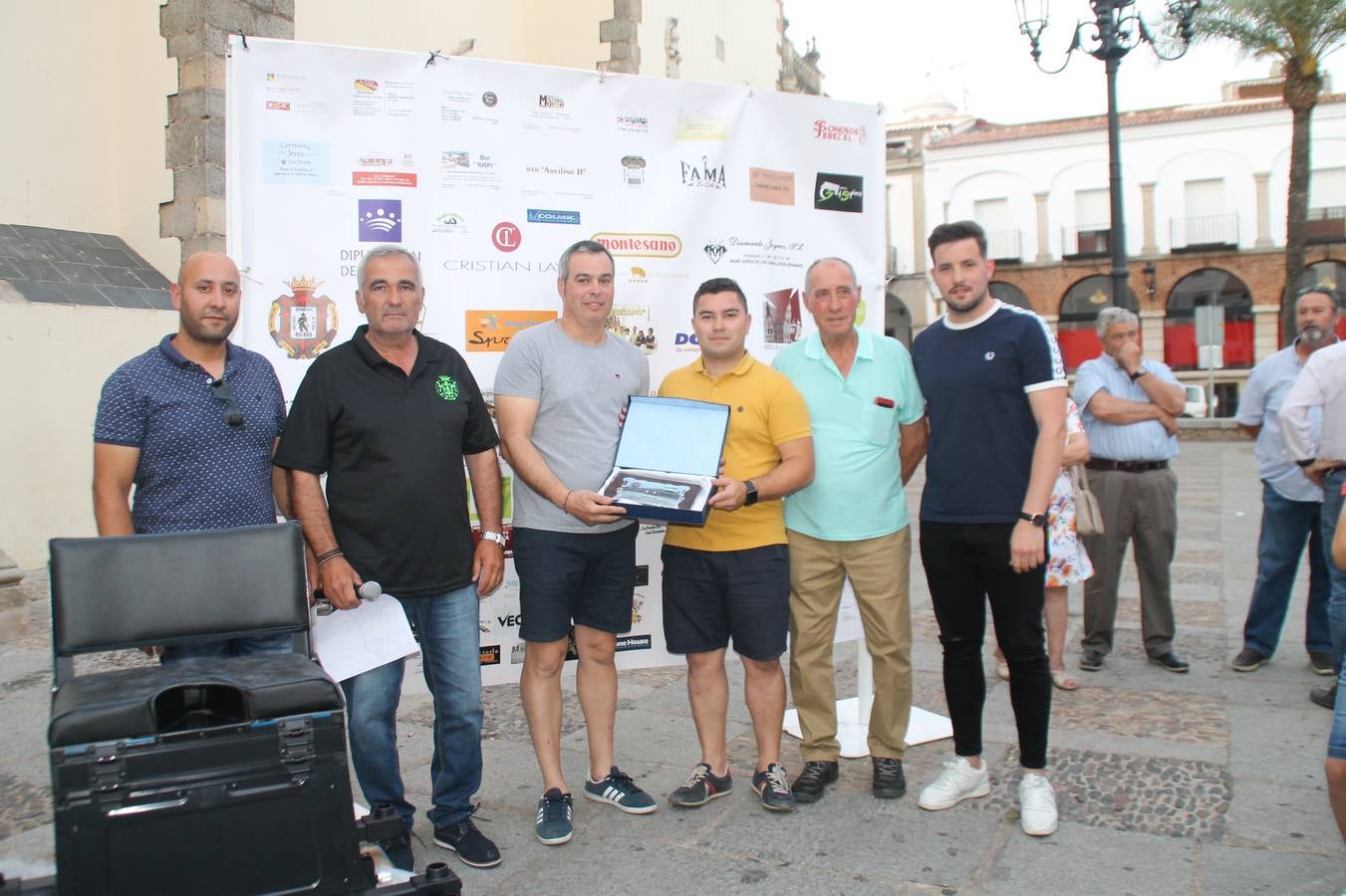 Buen ambiente pero pocas tencas en el 301 aniversario del Concurso tradicional de Pesca 'Charca de la Albuera' que se ha celebrado este domingo 2 de junio en el enclave natural del que toma su nombre. esta cita organizada por la Sociedad de Pesca Balboa. Francisco Pérez Caballo con una captura de 11.380 gramos ha sido el ganador de esta edición. 