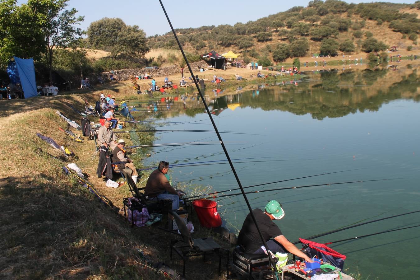 Buen ambiente pero pocas tencas en el 301 aniversario del Concurso tradicional de Pesca 'Charca de la Albuera' que se ha celebrado este domingo 2 de junio en el enclave natural del que toma su nombre. esta cita organizada por la Sociedad de Pesca Balboa. Francisco Pérez Caballo con una captura de 11.380 gramos ha sido el ganador de esta edición. 