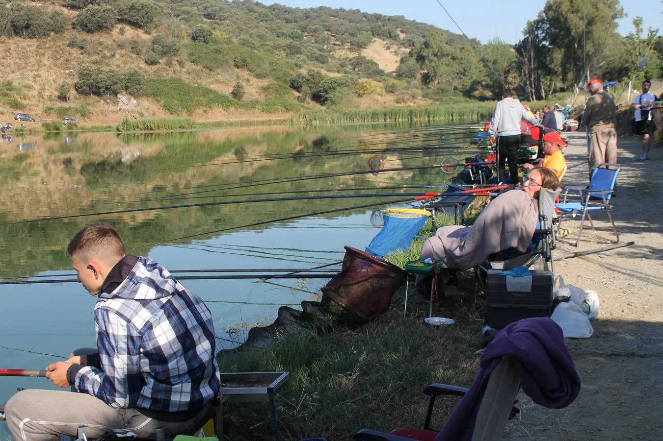 Francisco Pérez Caballo ha sido el ganador, este domingo, del tradicional Concurso de Pesca 'Charca de la Albuera' que este año 2019 ha alcanzado su 301 aniversario. Pérez ha logrado una peso total de captura de tencas de 11'380 kilogramos, casi una proeza teniendo en cuenta la dificultad de la mayoría de los cerca de 200 participantes que se han dado cita en este evento, para pescar la especie protagonista del mismo. José Antonio Flores Matamoros ha sido el segundo clasificado y primero de la zona C con 10`180 kilos de tenca; el tercer puesto y primero de la zona B ha sido para Juan José Sánchez Garrido con un peso de 4`980 kilos y el cuarto y primero de la zona A ha sido Antonio Galván Guerrero con una captura de poco más de 3 kilos de tencas.