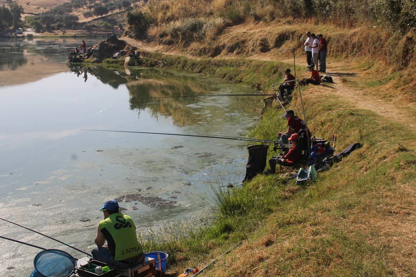 Francisco Pérez Caballo ha sido el ganador, este domingo, del tradicional Concurso de Pesca 'Charca de la Albuera' que este año 2019 ha alcanzado su 301 aniversario. Pérez ha logrado una peso total de captura de tencas de 11'380 kilogramos, casi una proeza teniendo en cuenta la dificultad de la mayoría de los cerca de 200 participantes que se han dado cita en este evento, para pescar la especie protagonista del mismo. José Antonio Flores Matamoros ha sido el segundo clasificado y primero de la zona C con 10`180 kilos de tenca; el tercer puesto y primero de la zona B ha sido para Juan José Sánchez Garrido con un peso de 4`980 kilos y el cuarto y primero de la zona A ha sido Antonio Galván Guerrero con una captura de poco más de 3 kilos de tencas.