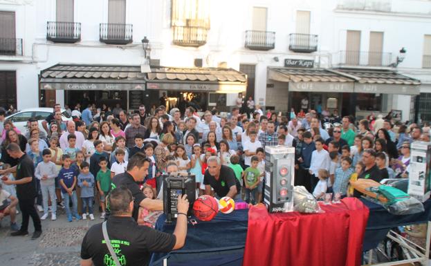 Entrega de premios en la Plaza de España Todos los participantes tuvieron su regalo.