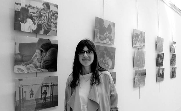 Marí Paz Romero, autora de las fotografías que integran la exposición, junto a algunas de ellas.