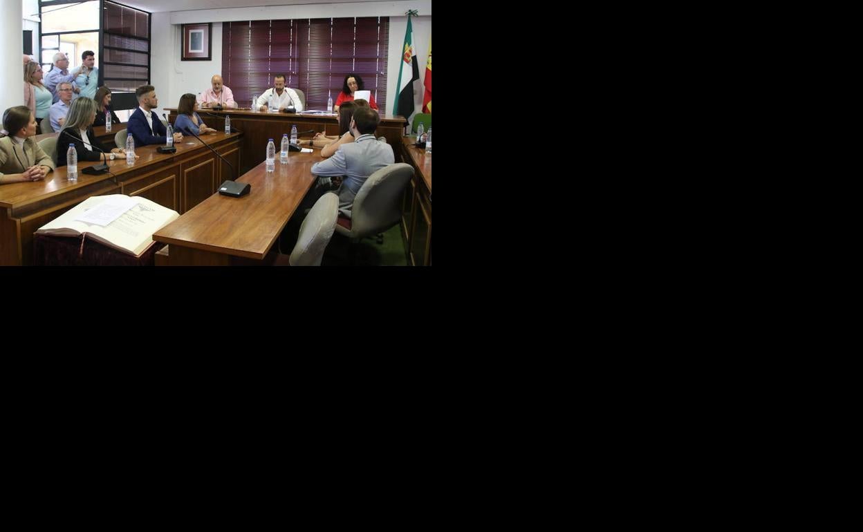 Al fondo, de blanco, el nuevo alcalde de Jerez de los Caballeros Juan Carlos Santana, de Podemos. 