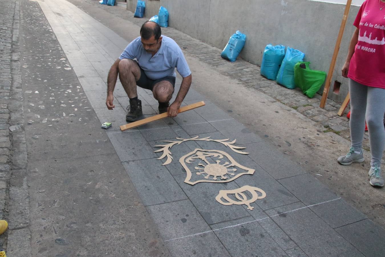 Las alfombras de sal embellecen y llenan de color, hoy, las calles de Jerez de los Caballeros con motivo de la festividad del Corpus Christi. Desde primera hora de la mañana, miembros de las cofradías y hermandades, Cáritas, grupos de catequesis, familias de los niños que han hecho este año la Primera Comunión, miembros de la Asociación de costaleros y costaleras de la Semana Santa jerezana, Ayuntamiento y vecinos han cubierto las principales calles del municipio con 6.250 kilos de sal teñida, plenas de color. A continuación, han disfrutado de una jornada de convivencia en la Casa de la Iglesia 'Cecilia de Arteaga'.