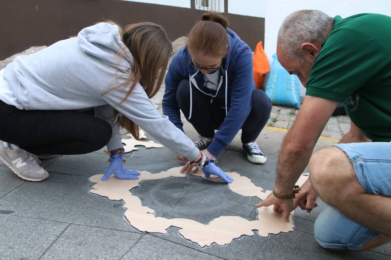 Las alfombras de sal embellecen y llenan de color, hoy, las calles de Jerez de los Caballeros con motivo de la festividad del Corpus Christi. Desde primera hora de la mañana, miembros de las cofradías y hermandades, Cáritas, grupos de catequesis, familias de los niños que han hecho este año la Primera Comunión, miembros de la Asociación de costaleros y costaleras de la Semana Santa jerezana, Ayuntamiento y vecinos han cubierto las principales calles del municipio con 6.250 kilos de sal teñida, plenas de color. A continuación, han disfrutado de una jornada de convivencia en la Casa de la Iglesia 'Cecilia de Arteaga'.