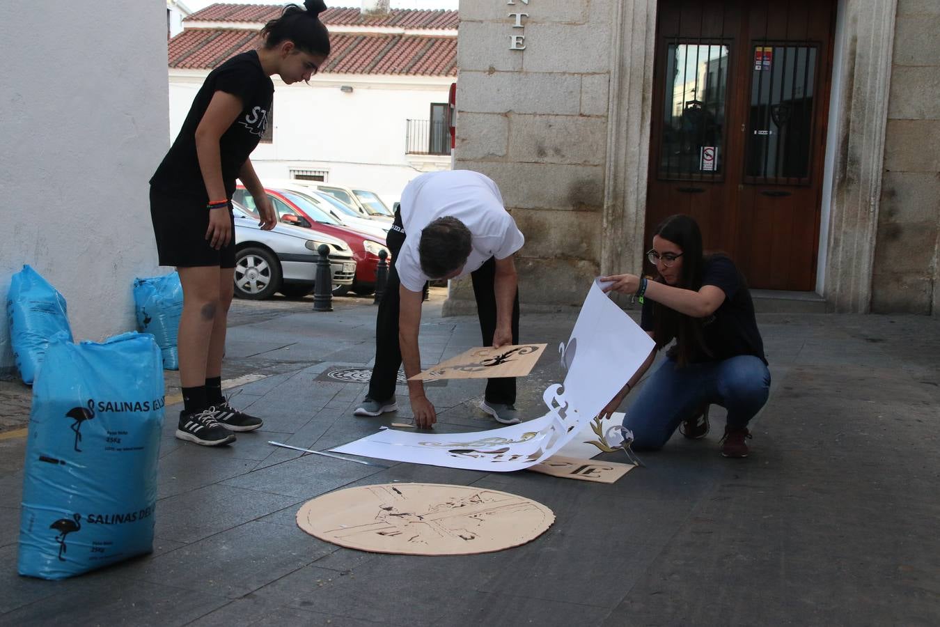 Las alfombras de sal embellecen y llenan de color, hoy, las calles de Jerez de los Caballeros con motivo de la festividad del Corpus Christi. Desde primera hora de la mañana, miembros de las cofradías y hermandades, Cáritas, grupos de catequesis, familias de los niños que han hecho este año la Primera Comunión, miembros de la Asociación de costaleros y costaleras de la Semana Santa jerezana, Ayuntamiento y vecinos han cubierto las principales calles del municipio con 6.250 kilos de sal teñida, plenas de color. A continuación, han disfrutado de una jornada de convivencia en la Casa de la Iglesia 'Cecilia de Arteaga'.