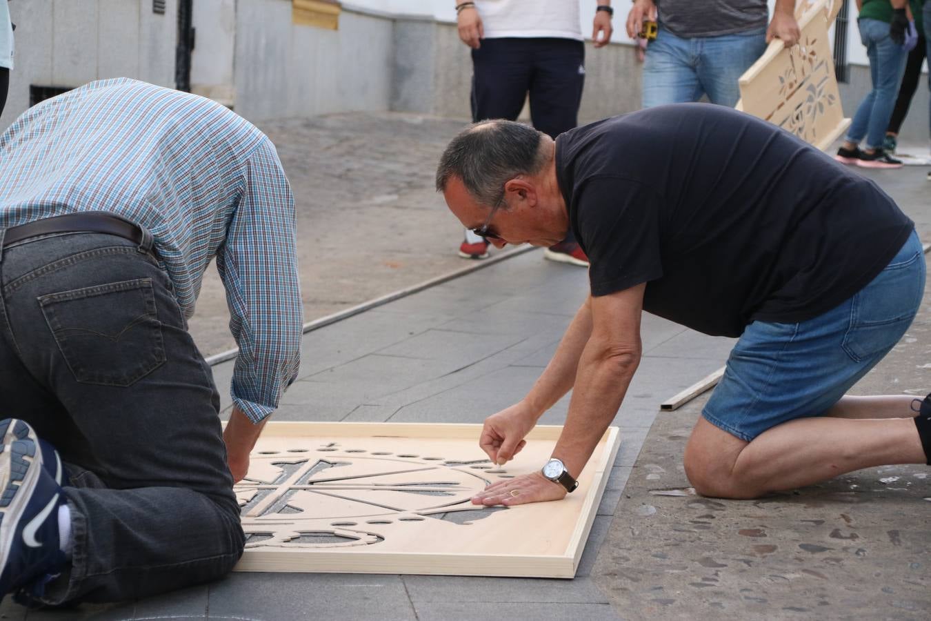 Las alfombras de sal embellecen y llenan de color, hoy, las calles de Jerez de los Caballeros con motivo de la festividad del Corpus Christi. Desde primera hora de la mañana, miembros de las cofradías y hermandades, Cáritas, grupos de catequesis, familias de los niños que han hecho este año la Primera Comunión, miembros de la Asociación de costaleros y costaleras de la Semana Santa jerezana, Ayuntamiento y vecinos han cubierto las principales calles del municipio con 6.250 kilos de sal teñida, plenas de color. A continuación, han disfrutado de una jornada de convivencia en la Casa de la Iglesia 'Cecilia de Arteaga'.