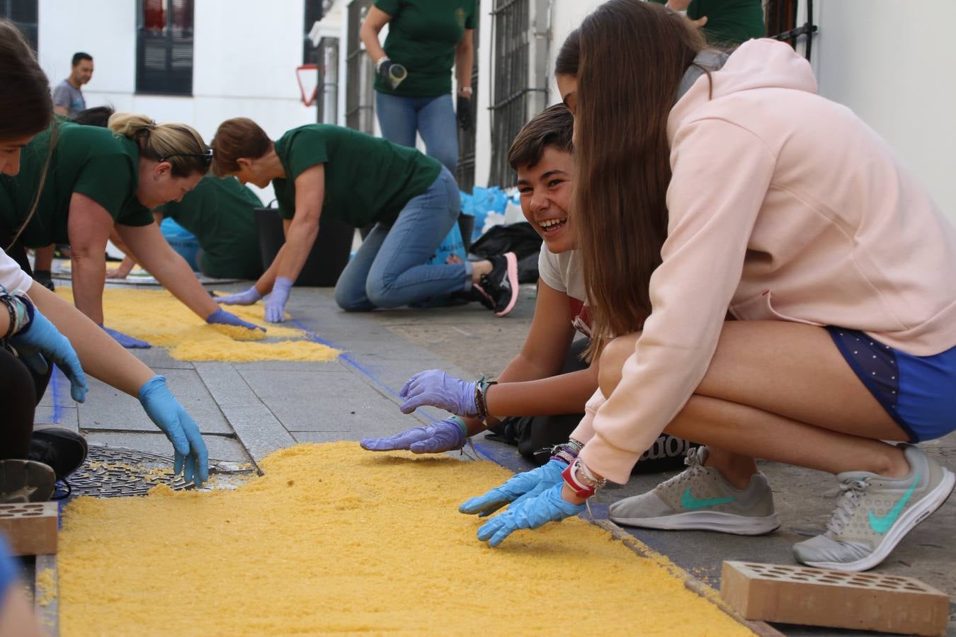 Las alfombras de sal embellecen y llenan de color, hoy, las calles de Jerez de los Caballeros con motivo de la festividad del Corpus Christi. Desde primera hora de la mañana, miembros de las cofradías y hermandades, Cáritas, grupos de catequesis, familias de los niños que han hecho este año la Primera Comunión, miembros de la Asociación de costaleros y costaleras de la Semana Santa jerezana, Ayuntamiento y vecinos han cubierto las principales calles del municipio con 6.250 kilos de sal teñida, plenas de color. A continuación, han disfrutado de una jornada de convivencia en la Casa de la Iglesia 'Cecilia de Arteaga'.
