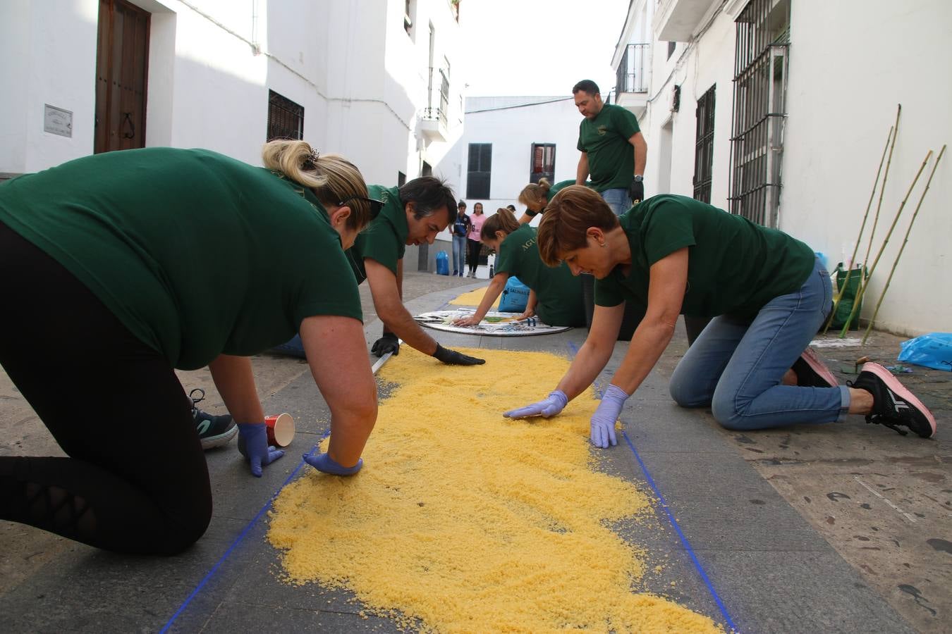 Las alfombras de sal embellecen y llenan de color, hoy, las calles de Jerez de los Caballeros con motivo de la festividad del Corpus Christi. Desde primera hora de la mañana, miembros de las cofradías y hermandades, Cáritas, grupos de catequesis, familias de los niños que han hecho este año la Primera Comunión, miembros de la Asociación de costaleros y costaleras de la Semana Santa jerezana, Ayuntamiento y vecinos han cubierto las principales calles del municipio con 6.250 kilos de sal teñida, plenas de color. A continuación, han disfrutado de una jornada de convivencia en la Casa de la Iglesia 'Cecilia de Arteaga'.