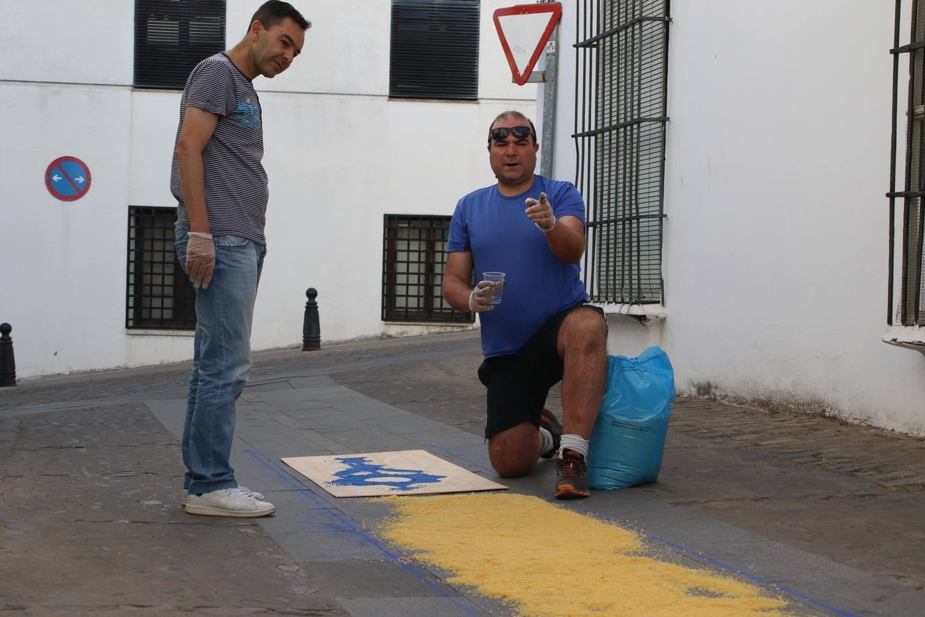 Las alfombras de sal embellecen y llenan de color, hoy, las calles de Jerez de los Caballeros con motivo de la festividad del Corpus Christi. Desde primera hora de la mañana, miembros de las cofradías y hermandades, Cáritas, grupos de catequesis, familias de los niños que han hecho este año la Primera Comunión, miembros de la Asociación de costaleros y costaleras de la Semana Santa jerezana, Ayuntamiento y vecinos han cubierto las principales calles del municipio con 6.250 kilos de sal teñida, plenas de color. A continuación, han disfrutado de una jornada de convivencia en la Casa de la Iglesia 'Cecilia de Arteaga'.