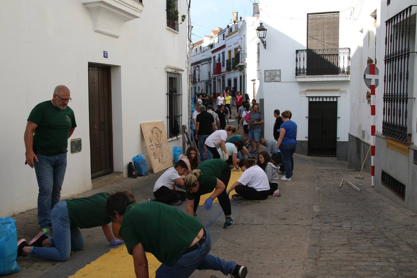Las alfombras de sal embellecen y llenan de color, hoy, las calles de Jerez de los Caballeros con motivo de la festividad del Corpus Christi. Desde primera hora de la mañana, miembros de las cofradías y hermandades, Cáritas, grupos de catequesis, familias de los niños que han hecho este año la Primera Comunión, miembros de la Asociación de costaleros y costaleras de la Semana Santa jerezana, Ayuntamiento y vecinos han cubierto las principales calles del municipio con 6.250 kilos de sal teñida, plenas de color. A continuación, han disfrutado de una jornada de convivencia en la Casa de la Iglesia 'Cecilia de Arteaga'.