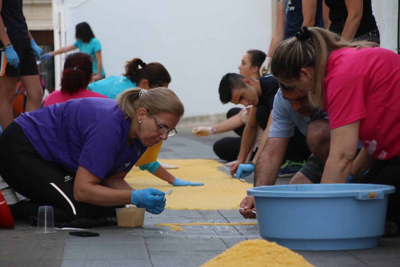 Las alfombras de sal embellecen y llenan de color, hoy, las calles de Jerez de los Caballeros con motivo de la festividad del Corpus Christi. Desde primera hora de la mañana, miembros de las cofradías y hermandades, Cáritas, grupos de catequesis, familias de los niños que han hecho este año la Primera Comunión, miembros de la Asociación de costaleros y costaleras de la Semana Santa jerezana, Ayuntamiento y vecinos han cubierto las principales calles del municipio con 6.250 kilos de sal teñida, plenas de color. A continuación, han disfrutado de una jornada de convivencia en la Casa de la Iglesia 'Cecilia de Arteaga'.