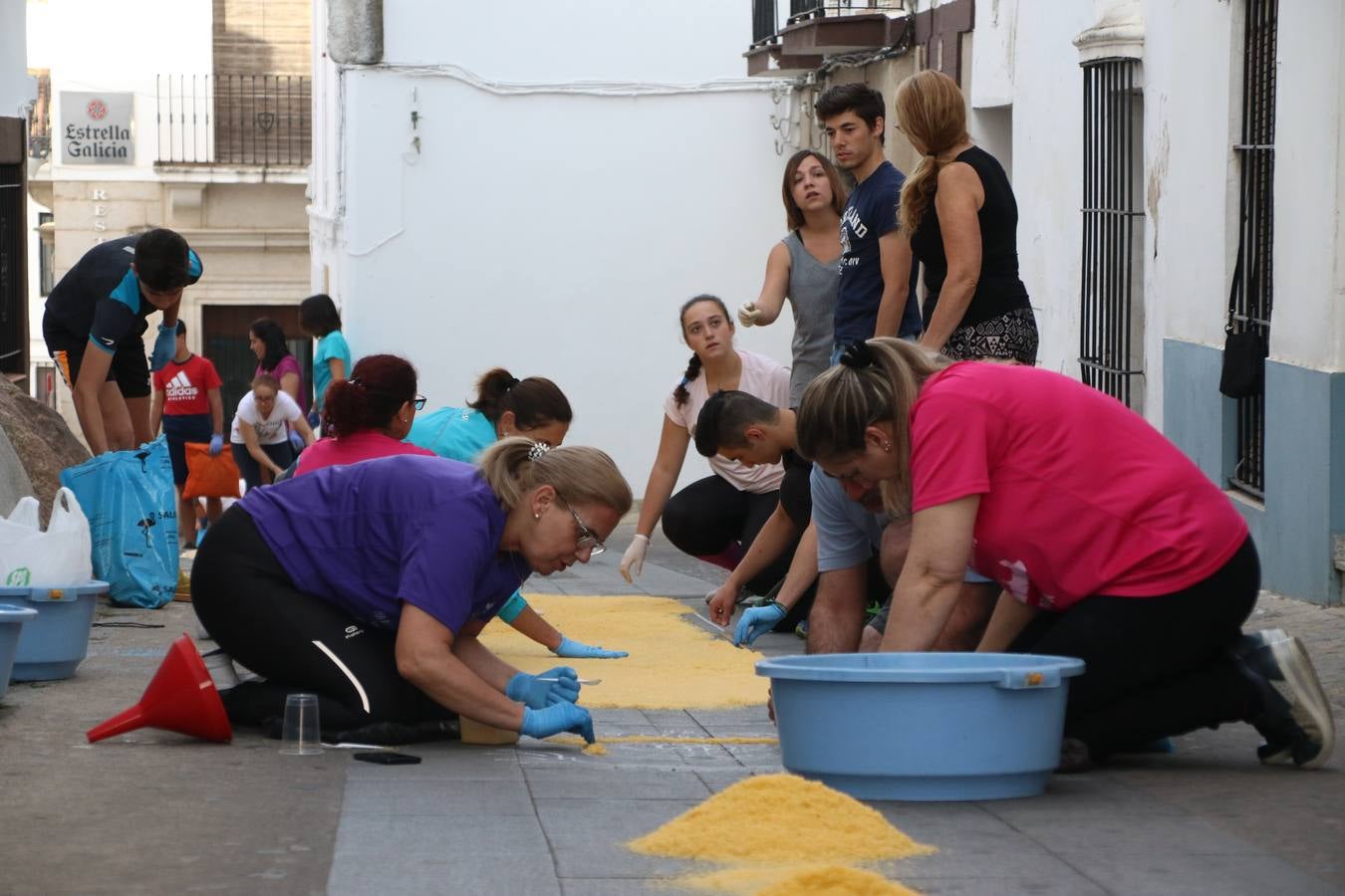Las alfombras de sal embellecen y llenan de color, hoy, las calles de Jerez de los Caballeros con motivo de la festividad del Corpus Christi. Desde primera hora de la mañana, miembros de las cofradías y hermandades, Cáritas, grupos de catequesis, familias de los niños que han hecho este año la Primera Comunión, miembros de la Asociación de costaleros y costaleras de la Semana Santa jerezana, Ayuntamiento y vecinos han cubierto las principales calles del municipio con 6.250 kilos de sal teñida, plenas de color. A continuación, han disfrutado de una jornada de convivencia en la Casa de la Iglesia 'Cecilia de Arteaga'.