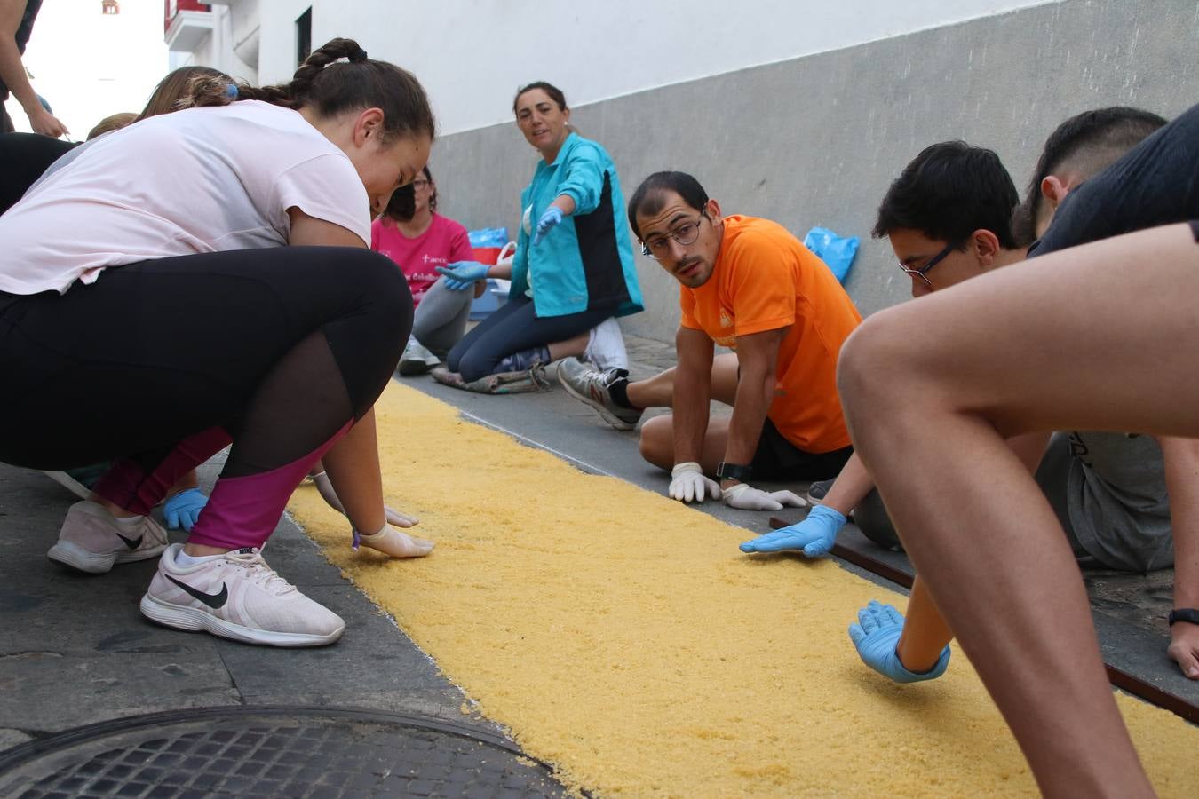 Las alfombras de sal embellecen y llenan de color, hoy, las calles de Jerez de los Caballeros con motivo de la festividad del Corpus Christi. Desde primera hora de la mañana, miembros de las cofradías y hermandades, Cáritas, grupos de catequesis, familias de los niños que han hecho este año la Primera Comunión, miembros de la Asociación de costaleros y costaleras de la Semana Santa jerezana, Ayuntamiento y vecinos han cubierto las principales calles del municipio con 6.250 kilos de sal teñida, plenas de color. A continuación, han disfrutado de una jornada de convivencia en la Casa de la Iglesia 'Cecilia de Arteaga'.