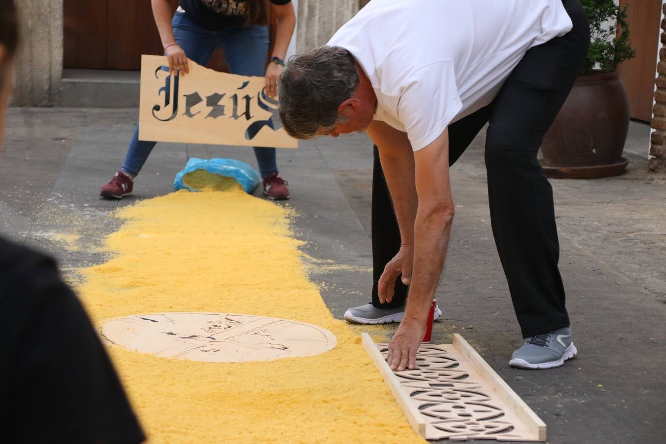Las alfombras de sal embellecen y llenan de color, hoy, las calles de Jerez de los Caballeros con motivo de la festividad del Corpus Christi. Desde primera hora de la mañana, miembros de las cofradías y hermandades, Cáritas, grupos de catequesis, familias de los niños que han hecho este año la Primera Comunión, miembros de la Asociación de costaleros y costaleras de la Semana Santa jerezana, Ayuntamiento y vecinos han cubierto las principales calles del municipio con 6.250 kilos de sal teñida, plenas de color. A continuación, han disfrutado de una jornada de convivencia en la Casa de la Iglesia 'Cecilia de Arteaga'.