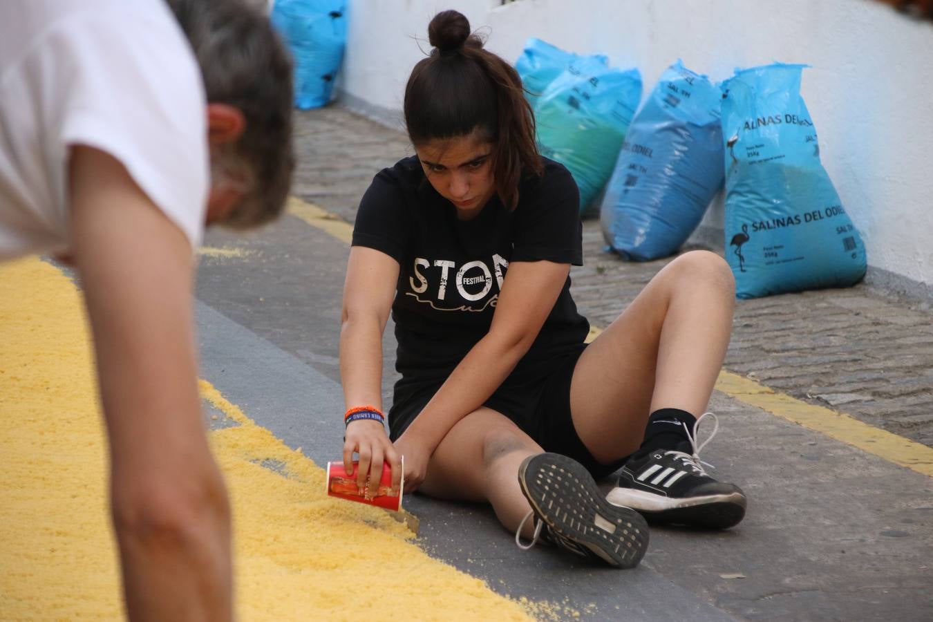 Las alfombras de sal embellecen y llenan de color, hoy, las calles de Jerez de los Caballeros con motivo de la festividad del Corpus Christi. Desde primera hora de la mañana, miembros de las cofradías y hermandades, Cáritas, grupos de catequesis, familias de los niños que han hecho este año la Primera Comunión, miembros de la Asociación de costaleros y costaleras de la Semana Santa jerezana, Ayuntamiento y vecinos han cubierto las principales calles del municipio con 6.250 kilos de sal teñida, plenas de color. A continuación, han disfrutado de una jornada de convivencia en la Casa de la Iglesia 'Cecilia de Arteaga'.