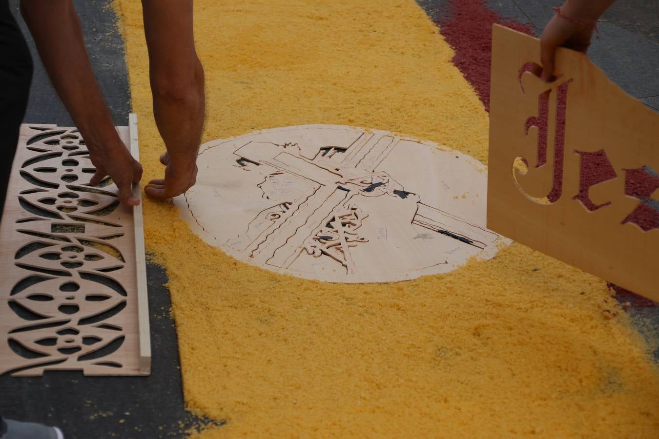 Las alfombras de sal embellecen y llenan de color, hoy, las calles de Jerez de los Caballeros con motivo de la festividad del Corpus Christi. Desde primera hora de la mañana, miembros de las cofradías y hermandades, Cáritas, grupos de catequesis, familias de los niños que han hecho este año la Primera Comunión, miembros de la Asociación de costaleros y costaleras de la Semana Santa jerezana, Ayuntamiento y vecinos han cubierto las principales calles del municipio con 6.250 kilos de sal teñida, plenas de color. A continuación, han disfrutado de una jornada de convivencia en la Casa de la Iglesia 'Cecilia de Arteaga'.
