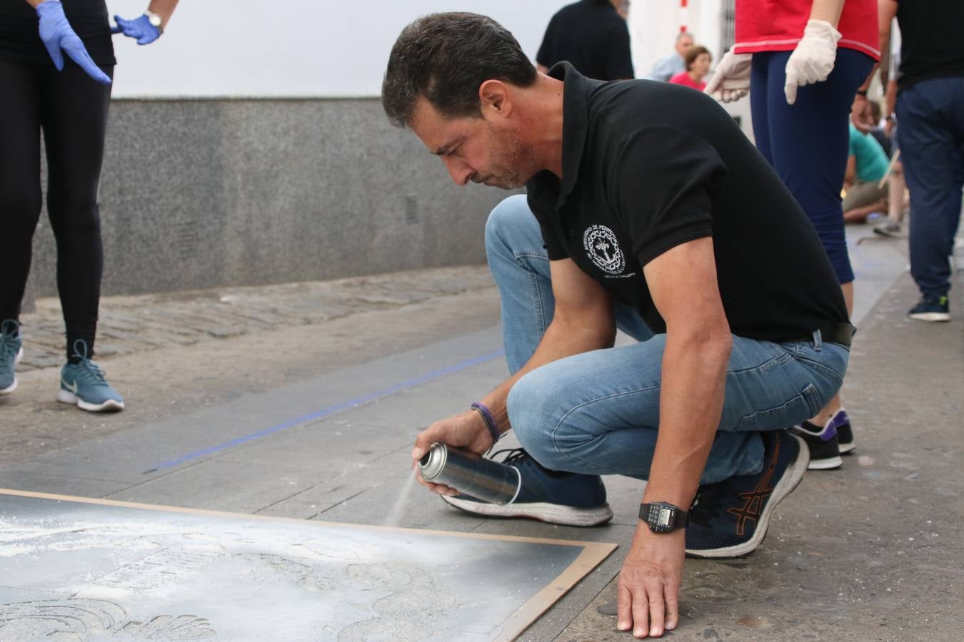 Las alfombras de sal embellecen y llenan de color, hoy, las calles de Jerez de los Caballeros con motivo de la festividad del Corpus Christi. Desde primera hora de la mañana, miembros de las cofradías y hermandades, Cáritas, grupos de catequesis, familias de los niños que han hecho este año la Primera Comunión, miembros de la Asociación de costaleros y costaleras de la Semana Santa jerezana, Ayuntamiento y vecinos han cubierto las principales calles del municipio con 6.250 kilos de sal teñida, plenas de color. A continuación, han disfrutado de una jornada de convivencia en la Casa de la Iglesia 'Cecilia de Arteaga'.