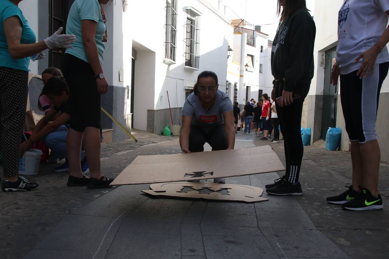 Las alfombras de sal embellecen y llenan de color, hoy, las calles de Jerez de los Caballeros con motivo de la festividad del Corpus Christi. Desde primera hora de la mañana, miembros de las cofradías y hermandades, Cáritas, grupos de catequesis, familias de los niños que han hecho este año la Primera Comunión, miembros de la Asociación de costaleros y costaleras de la Semana Santa jerezana, Ayuntamiento y vecinos han cubierto las principales calles del municipio con 6.250 kilos de sal teñida, plenas de color. A continuación, han disfrutado de una jornada de convivencia en la Casa de la Iglesia 'Cecilia de Arteaga'.