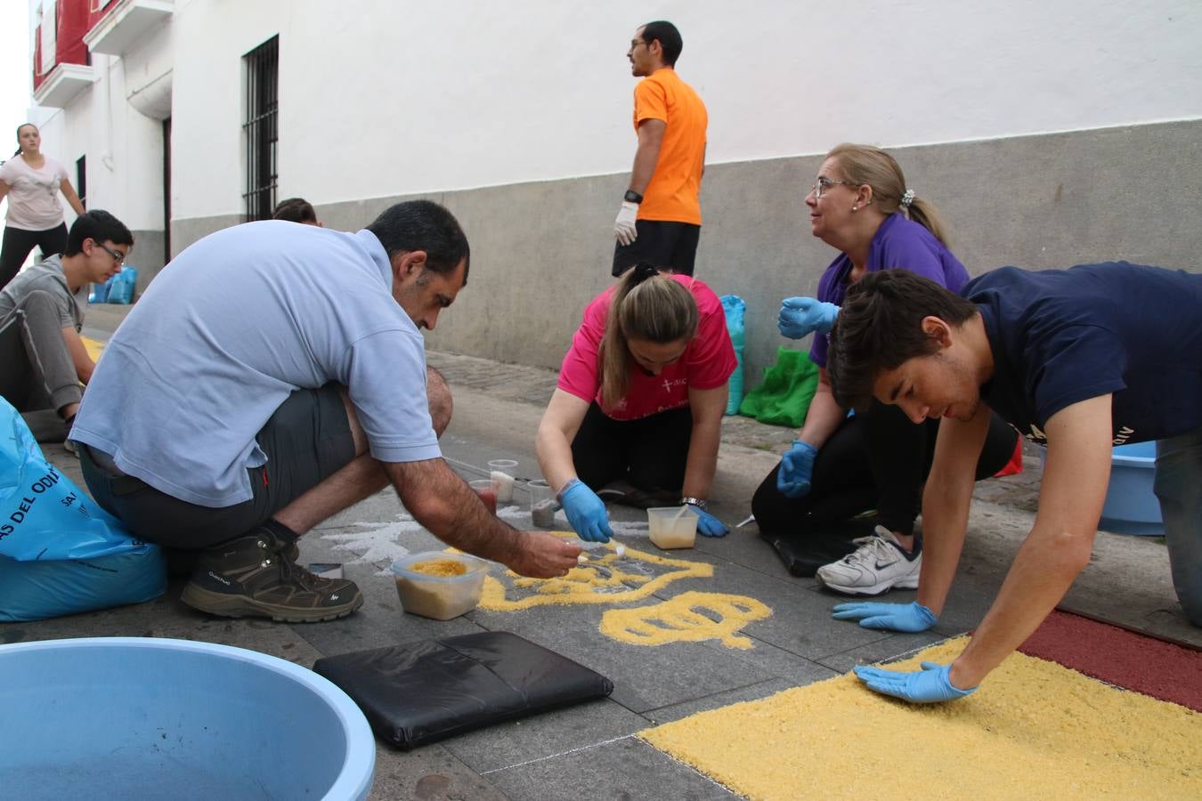 Las alfombras de sal embellecen y llenan de color, hoy, las calles de Jerez de los Caballeros con motivo de la festividad del Corpus Christi. Desde primera hora de la mañana, miembros de las cofradías y hermandades, Cáritas, grupos de catequesis, familias de los niños que han hecho este año la Primera Comunión, miembros de la Asociación de costaleros y costaleras de la Semana Santa jerezana, Ayuntamiento y vecinos han cubierto las principales calles del municipio con 6.250 kilos de sal teñida, plenas de color. A continuación, han disfrutado de una jornada de convivencia en la Casa de la Iglesia 'Cecilia de Arteaga'.