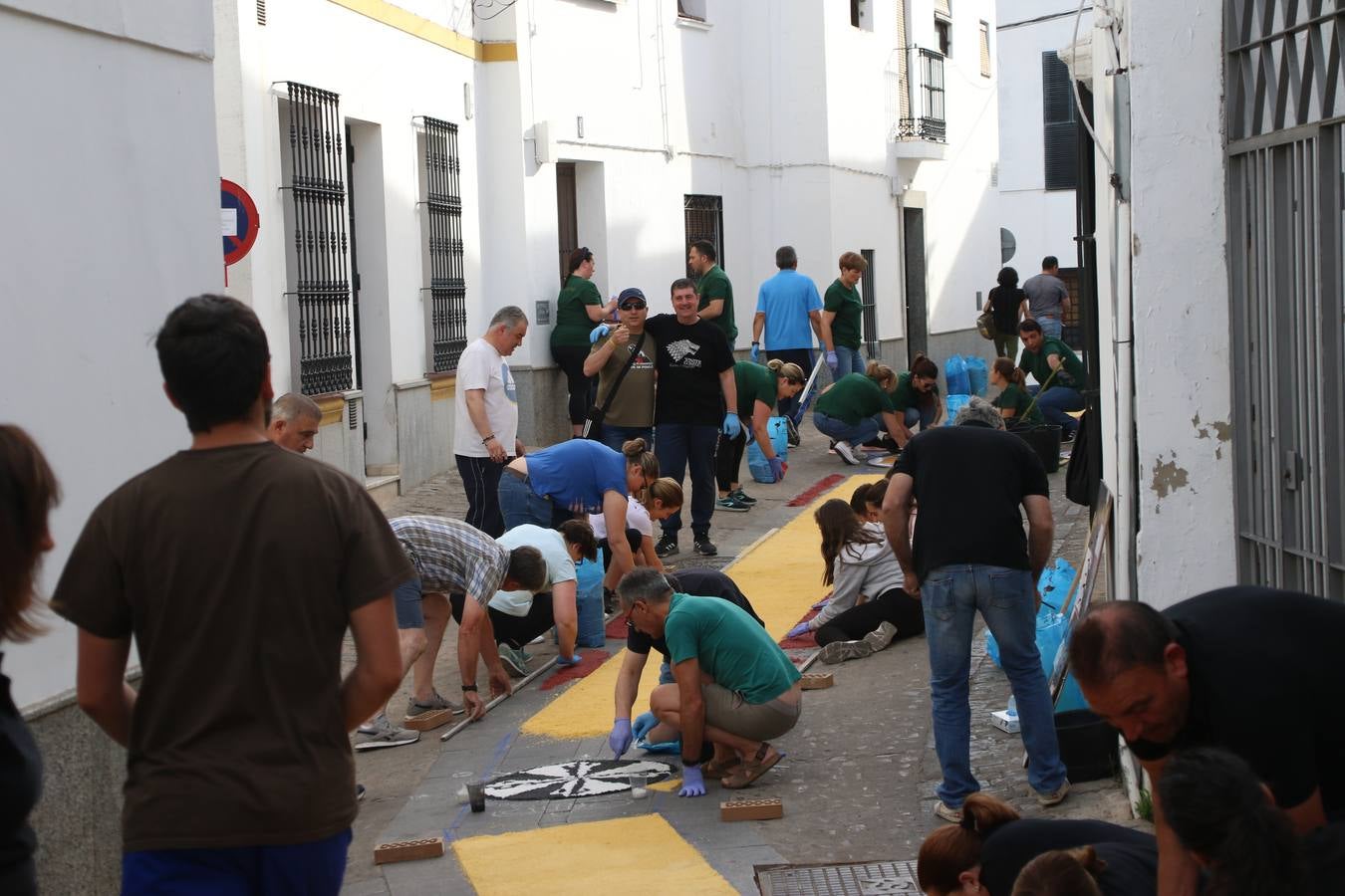 Las alfombras de sal embellecen y llenan de color, hoy, las calles de Jerez de los Caballeros con motivo de la festividad del Corpus Christi. Desde primera hora de la mañana, miembros de las cofradías y hermandades, Cáritas, grupos de catequesis, familias de los niños que han hecho este año la Primera Comunión, miembros de la Asociación de costaleros y costaleras de la Semana Santa jerezana, Ayuntamiento y vecinos han cubierto las principales calles del municipio con 6.250 kilos de sal teñida, plenas de color. A continuación, han disfrutado de una jornada de convivencia en la Casa de la Iglesia 'Cecilia de Arteaga'.