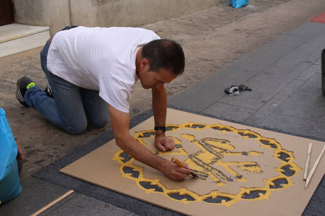 Las alfombras de sal embellecen y llenan de color, hoy, las calles de Jerez de los Caballeros con motivo de la festividad del Corpus Christi. Desde primera hora de la mañana, miembros de las cofradías y hermandades, Cáritas, grupos de catequesis, familias de los niños que han hecho este año la Primera Comunión, miembros de la Asociación de costaleros y costaleras de la Semana Santa jerezana, Ayuntamiento y vecinos han cubierto las principales calles del municipio con 6.250 kilos de sal teñida, plenas de color. A continuación, han disfrutado de una jornada de convivencia en la Casa de la Iglesia 'Cecilia de Arteaga'.
