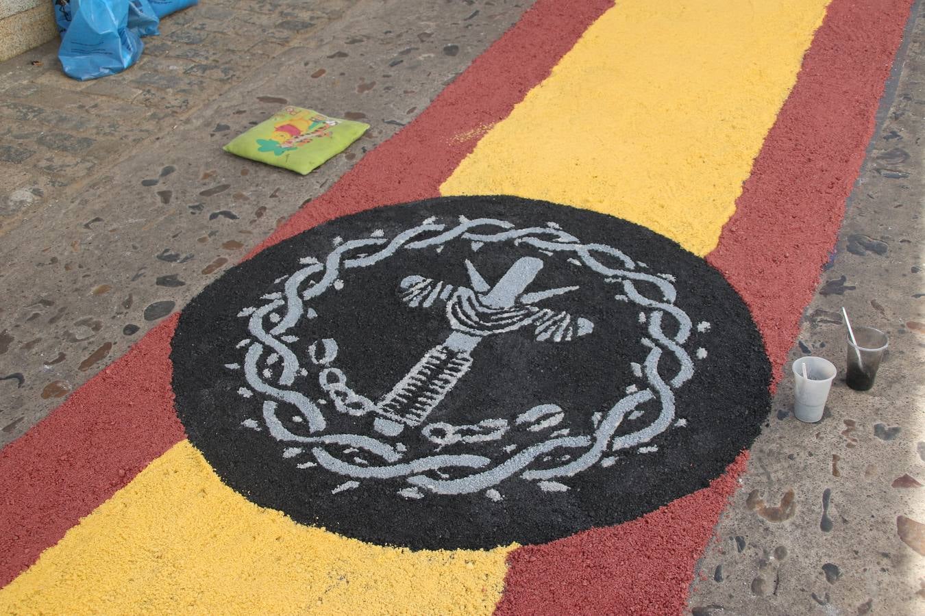 Las alfombras de sal embellecen y llenan de color, hoy, las calles de Jerez de los Caballeros con motivo de la festividad del Corpus Christi. Desde primera hora de la mañana, miembros de las cofradías y hermandades, Cáritas, grupos de catequesis, familias de los niños que han hecho este año la Primera Comunión, miembros de la Asociación de costaleros y costaleras de la Semana Santa jerezana, Ayuntamiento y vecinos han cubierto las principales calles del municipio con 6.250 kilos de sal teñida, plenas de color. A continuación, han disfrutado de una jornada de convivencia en la Casa de la Iglesia 'Cecilia de Arteaga'.