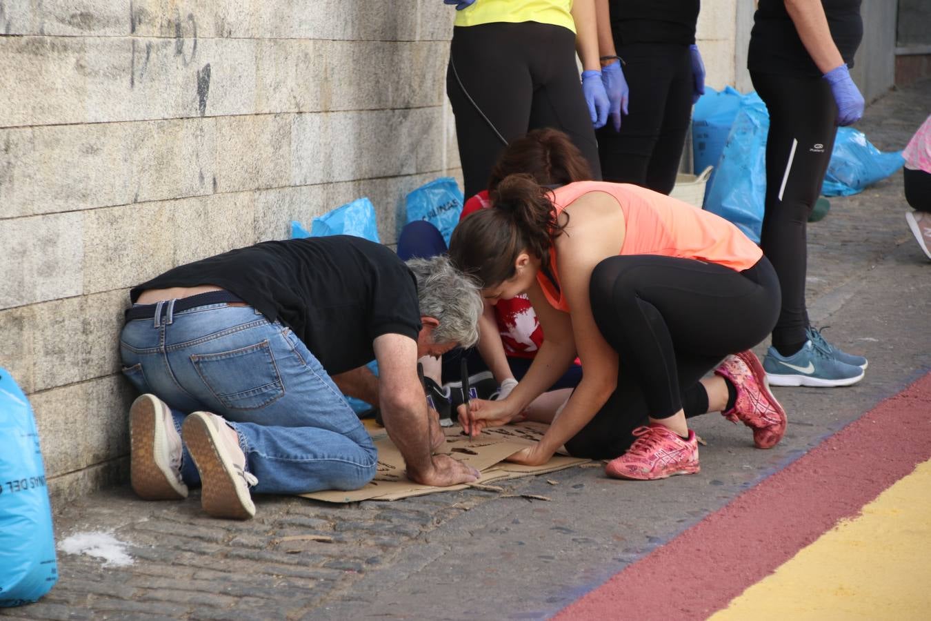 Las alfombras de sal embellecen y llenan de color, hoy, las calles de Jerez de los Caballeros con motivo de la festividad del Corpus Christi. Desde primera hora de la mañana, miembros de las cofradías y hermandades, Cáritas, grupos de catequesis, familias de los niños que han hecho este año la Primera Comunión, miembros de la Asociación de costaleros y costaleras de la Semana Santa jerezana, Ayuntamiento y vecinos han cubierto las principales calles del municipio con 6.250 kilos de sal teñida, plenas de color. A continuación, han disfrutado de una jornada de convivencia en la Casa de la Iglesia 'Cecilia de Arteaga'.