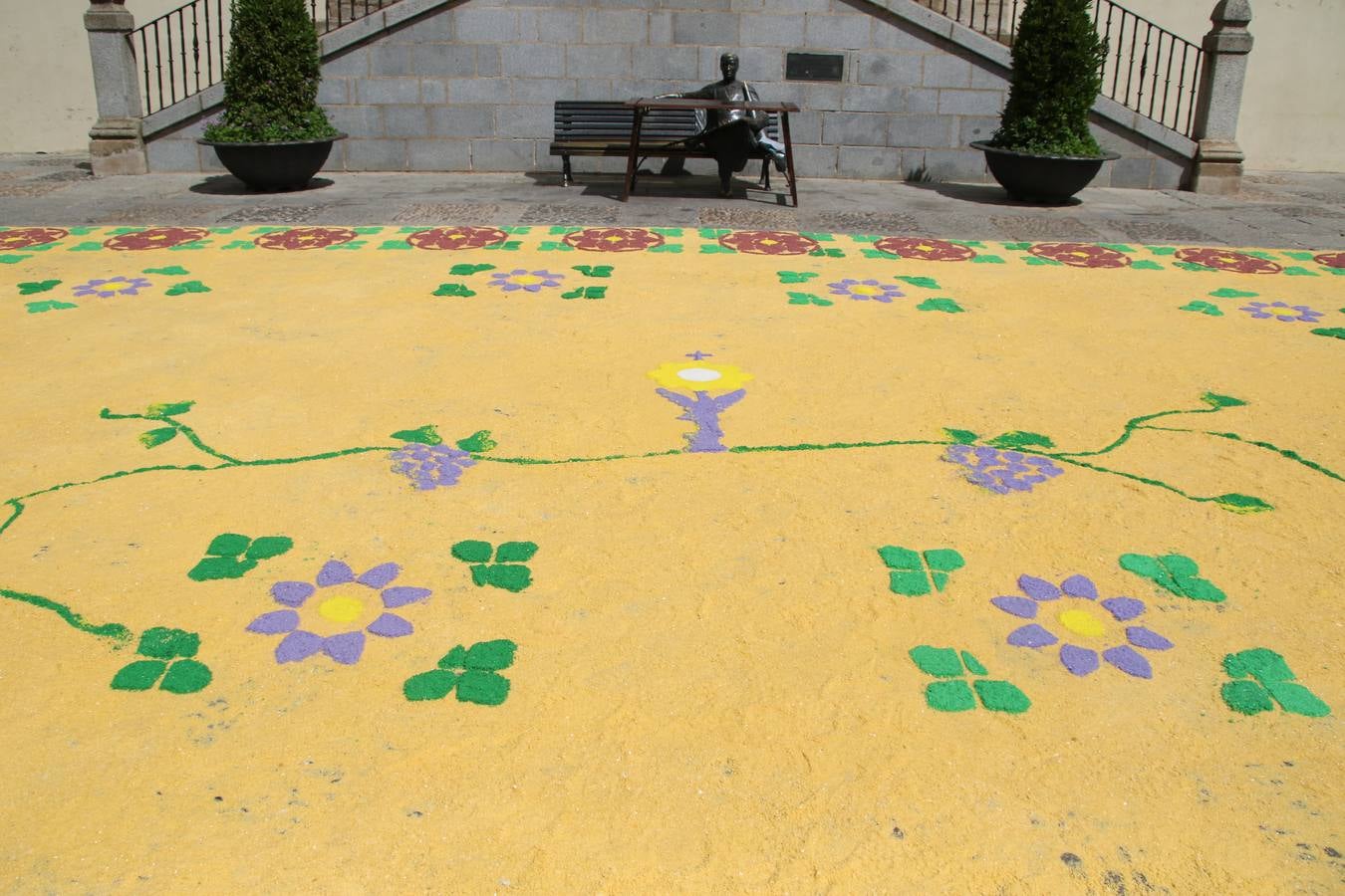 Las alfombras de sal embellecen y llenan de color, hoy, las calles de Jerez de los Caballeros con motivo de la festividad del Corpus Christi. Desde primera hora de la mañana, miembros de las cofradías y hermandades, Cáritas, grupos de catequesis, familias de los niños que han hecho este año la Primera Comunión, miembros de la Asociación de costaleros y costaleras de la Semana Santa jerezana, Ayuntamiento y vecinos han cubierto las principales calles del municipio con 6.250 kilos de sal teñida, plenas de color. A continuación, han disfrutado de una jornada de convivencia en la Casa de la Iglesia 'Cecilia de Arteaga'.
