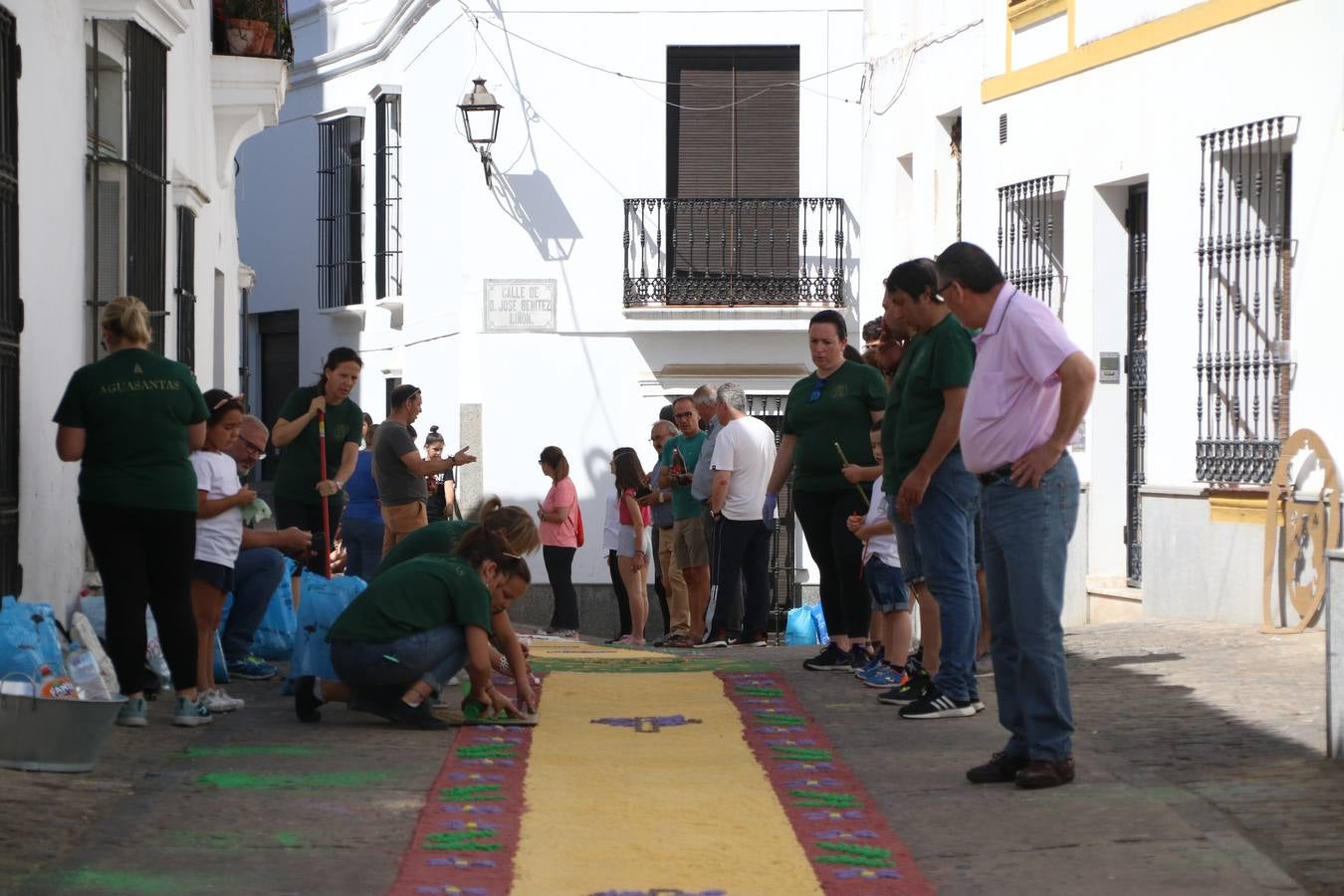 Las alfombras de sal embellecen y llenan de color, hoy, las calles de Jerez de los Caballeros con motivo de la festividad del Corpus Christi. Desde primera hora de la mañana, miembros de las cofradías y hermandades, Cáritas, grupos de catequesis, familias de los niños que han hecho este año la Primera Comunión, miembros de la Asociación de costaleros y costaleras de la Semana Santa jerezana, Ayuntamiento y vecinos han cubierto las principales calles del municipio con 6.250 kilos de sal teñida, plenas de color. A continuación, han disfrutado de una jornada de convivencia en la Casa de la Iglesia 'Cecilia de Arteaga'.