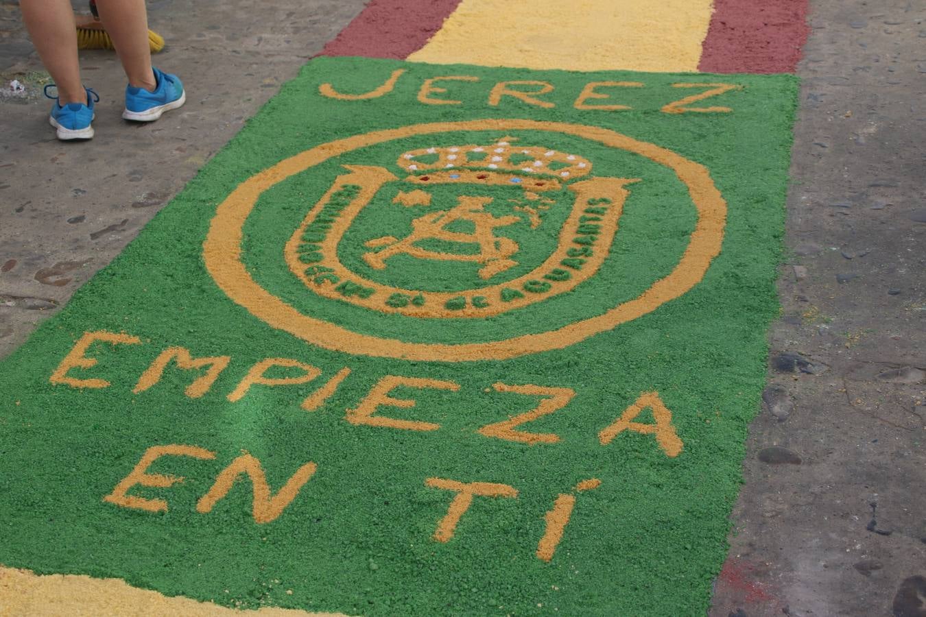 Las alfombras de sal embellecen y llenan de color, hoy, las calles de Jerez de los Caballeros con motivo de la festividad del Corpus Christi. Desde primera hora de la mañana, miembros de las cofradías y hermandades, Cáritas, grupos de catequesis, familias de los niños que han hecho este año la Primera Comunión, miembros de la Asociación de costaleros y costaleras de la Semana Santa jerezana, Ayuntamiento y vecinos han cubierto las principales calles del municipio con 6.250 kilos de sal teñida, plenas de color. A continuación, han disfrutado de una jornada de convivencia en la Casa de la Iglesia 'Cecilia de Arteaga'.